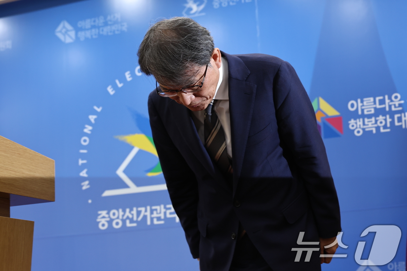 (서울=뉴스1) 구윤성 기자 = 노태악 중앙선거관리위원장이 5일 오후 경기 과천 중앙선관위에서 ‘투표용지 부족 사태’ 관련 대국민 사과에 앞서 고개를 숙이고 있다. 2026.6.5 …