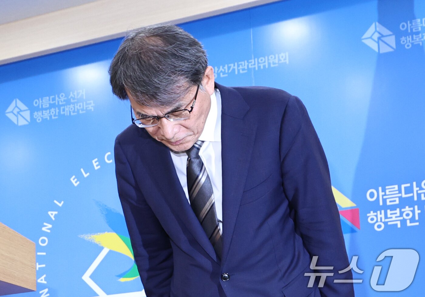 본문 이미지 - 노태악  중앙선거관리위원장이 지난 5일 오후 경기 과천 중앙선관위에서 ‘투표용지 부족 사태’ 관련 대국민 사과에 앞서 고개를 숙이고 있다. 이날 노 위원장은 중앙선관위원장 직에서 사퇴했다. 2026.6.5 ⓒ 뉴스1 구윤성 기자