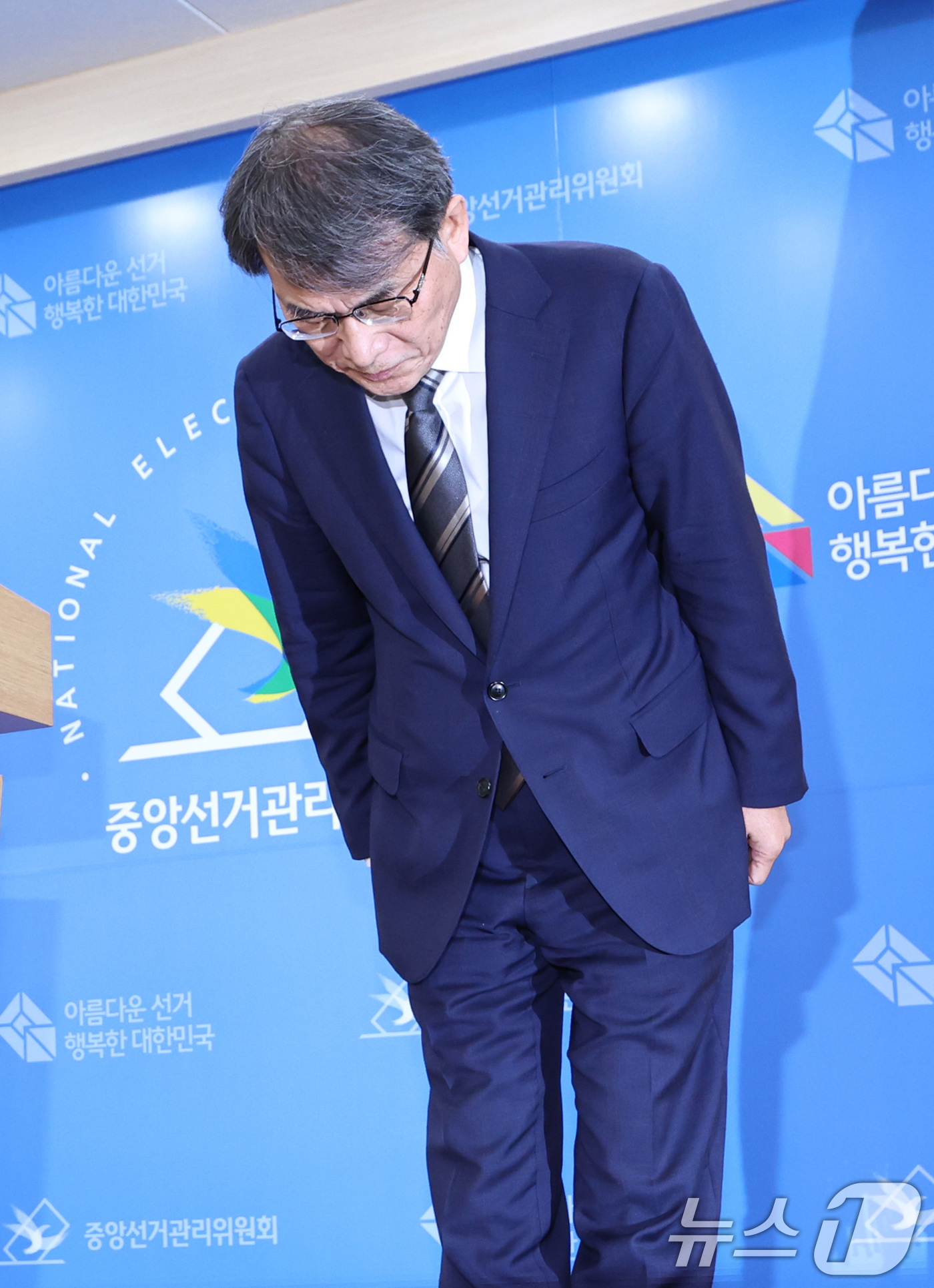 (과천=뉴스1) 구윤성 기자 = 노태악 중앙선거관리위원장이 5일 오후 경기 과천 중앙선관위에서 ‘투표용지 부족 사태’ 관련 대국민 사과에 앞서 고개를 숙이고 있다. 2026.6.5 …