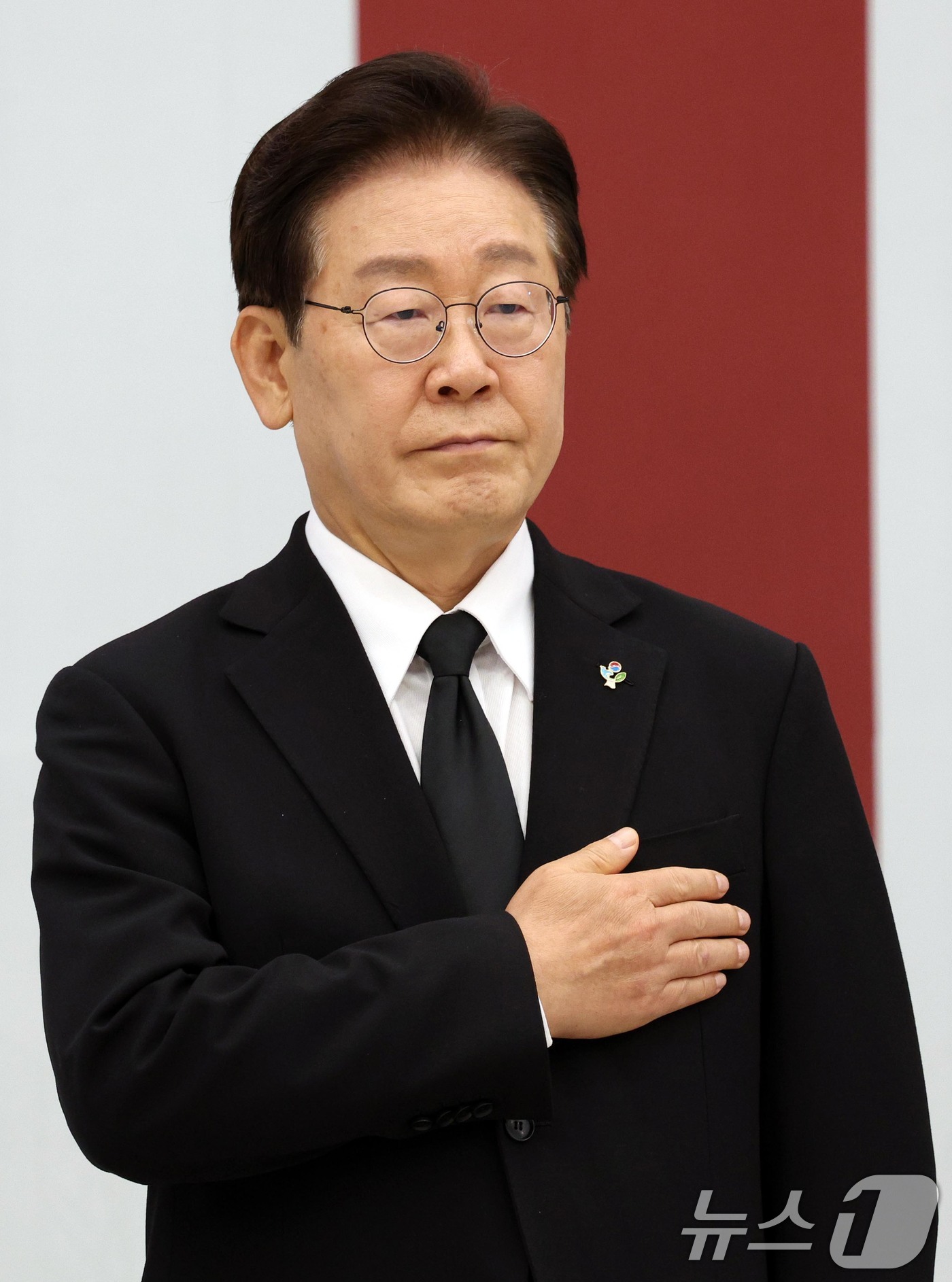 (성남=뉴스1) 이재명 기자 = 이재명 대통령이 5일 경기 성남시 서울공항에서 열린 한미 6·25전사자 유해 상호봉환식에서 국민의례를 하고 있다. 2026.6.5/뉴스1