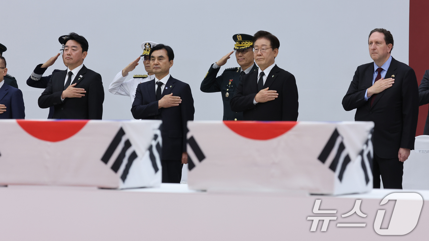 (성남=뉴스1) 이재명 기자 = 이재명 대통령과 안규백 국방부 장관, 강훈식 대통령 비서실장, 제임스 헬러 주한 미국대사대리가 5일 경기 성남시 서울공항에서 열린 한미 6·25전사 …