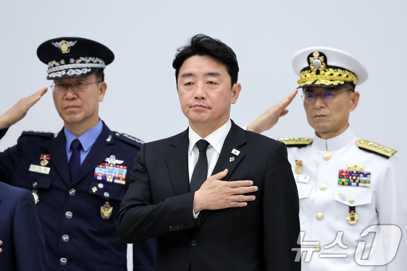 (성남=뉴스1) 이재명 기자 = 강훈식 대통령 비서실장이 5일 경기 성남시 서울공항에서 열린 한미 6·25전사자 유해 상호봉환식에 참석해 국민의례를 하고 있다. 2026.6.5/뉴 …