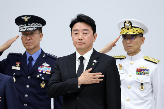 국민의례하는 강훈식 비서실장