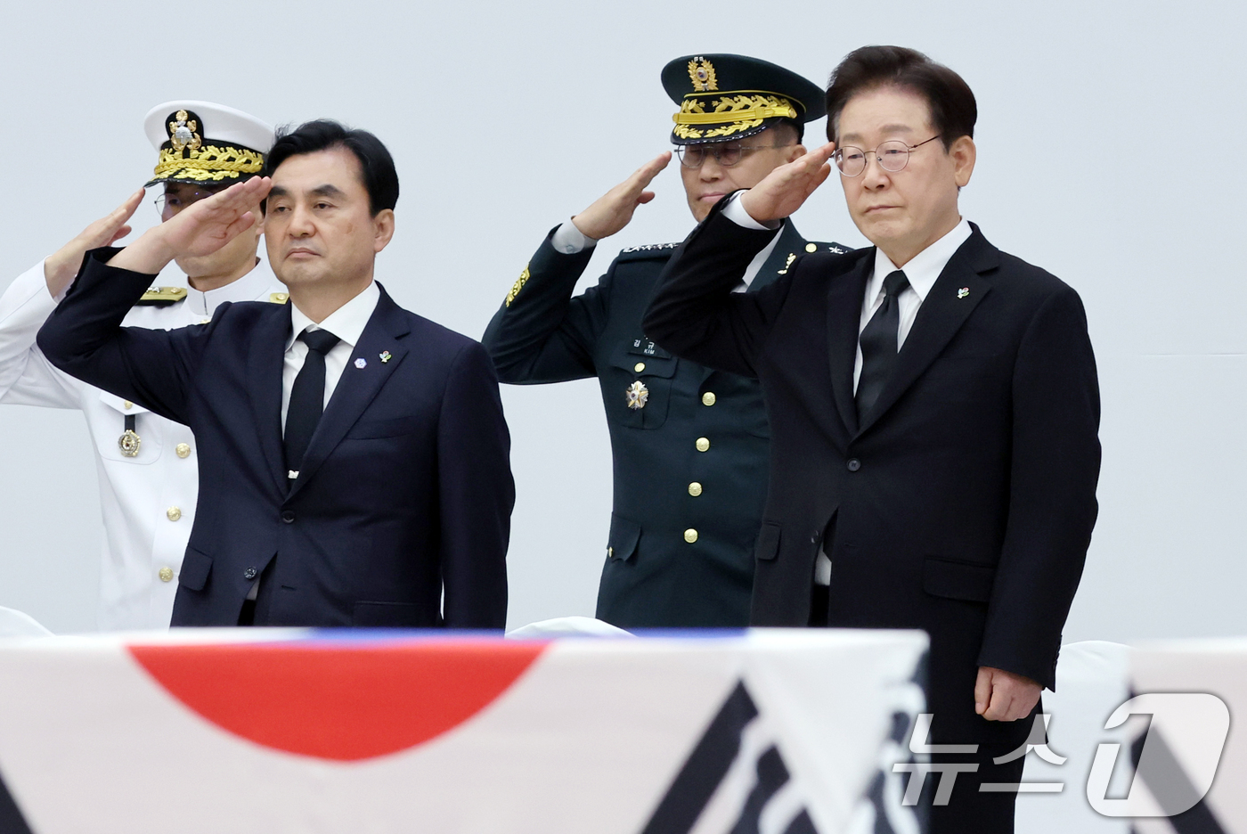 (성남=뉴스1) 이재명 기자 = 이재명 대통령과 안규백 국방부 장관이 5일 경기 성남시 서울공항에서 열린 한미 6·25전사자 유해 상호봉환식에 참석해 경례를 하고 있다. 2026. …