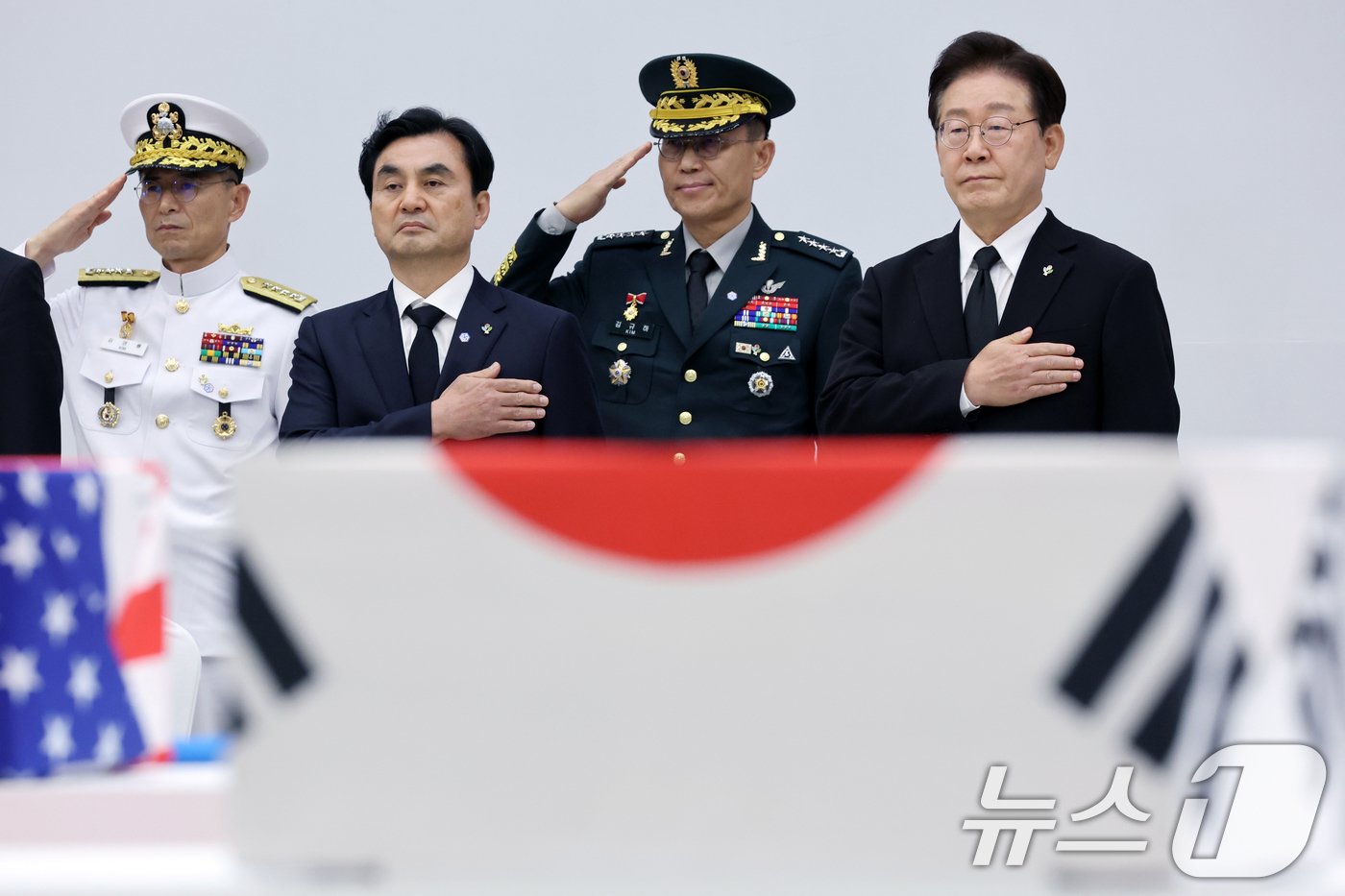 (성남=뉴스1) 이재명 기자 = 이재명 대통령과 안규백 국방부 장관이 5일 경기 성남시 서울공항에서 열린 한미 6·25전사자 유해 상호봉환식에 참석해 국민의례를 하고 있다. 202 …