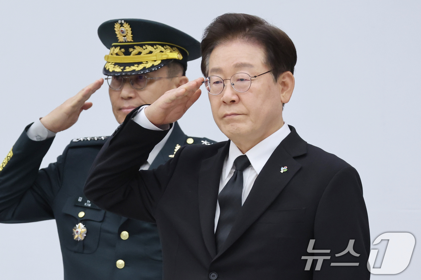 (성남=뉴스1) 이재명 기자 = 이재명 대통령이 5일 경기 성남시 서울공항에서 열린 한미 6·25전사자 유해 상호봉환식에 참석해 경례를 하고 있다. 2026.6.5/뉴스1