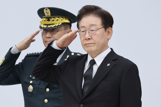 경례하는 이재명 대통령