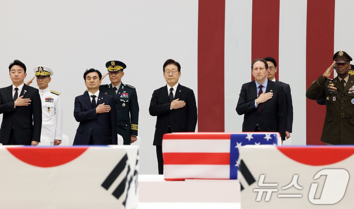 (성남=뉴스1) 이재명 기자 = 이재명 대통령이 5일 경기 성남시 서울공항에서 열린 한미 6·25전사자 유해 상호봉환식에서 국기에 대한 경례를 하고 있다. 2026.6.5/뉴스1