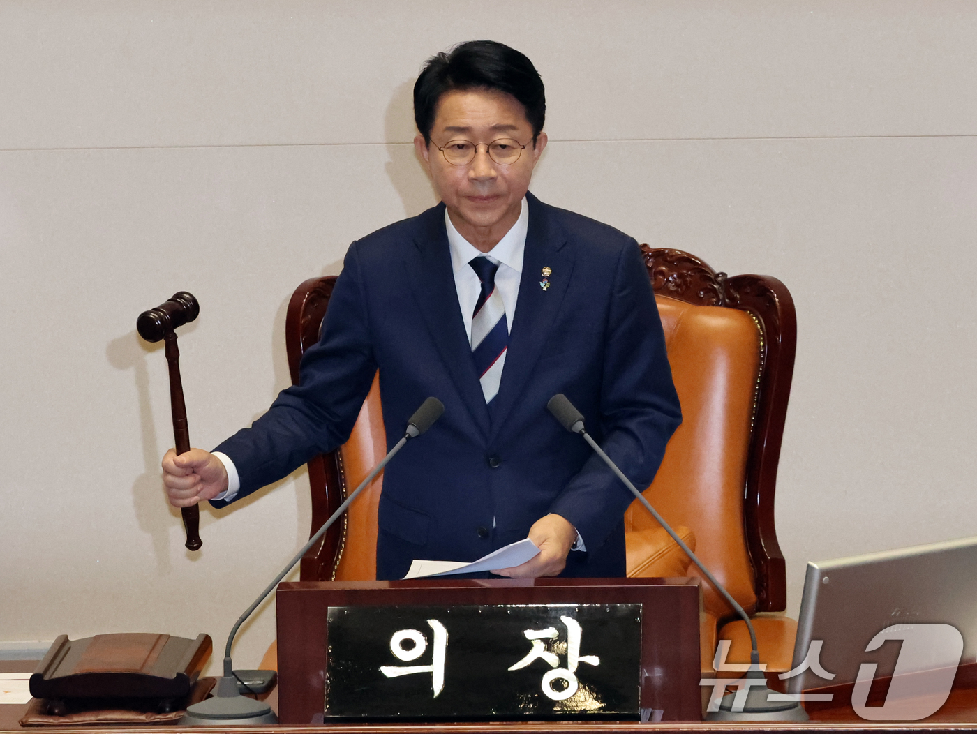 (서울=뉴스1) 황기선 기자 = 조정식 신임 22대 국회 후반기 국회의장이 5일 오후 서울 여의도 국회 본회의장에서 열린 제436회 국회(임시회) 제1차 본회의에서 의사봉을 두드리 …