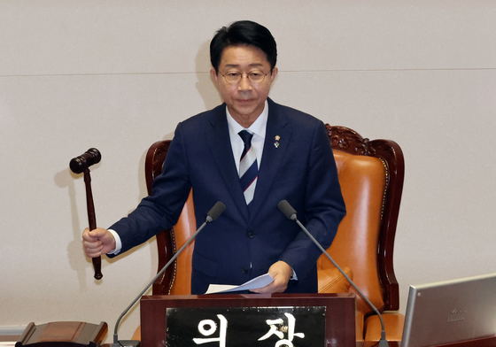 의사봉 두드리는 조정식 신임 국회의장