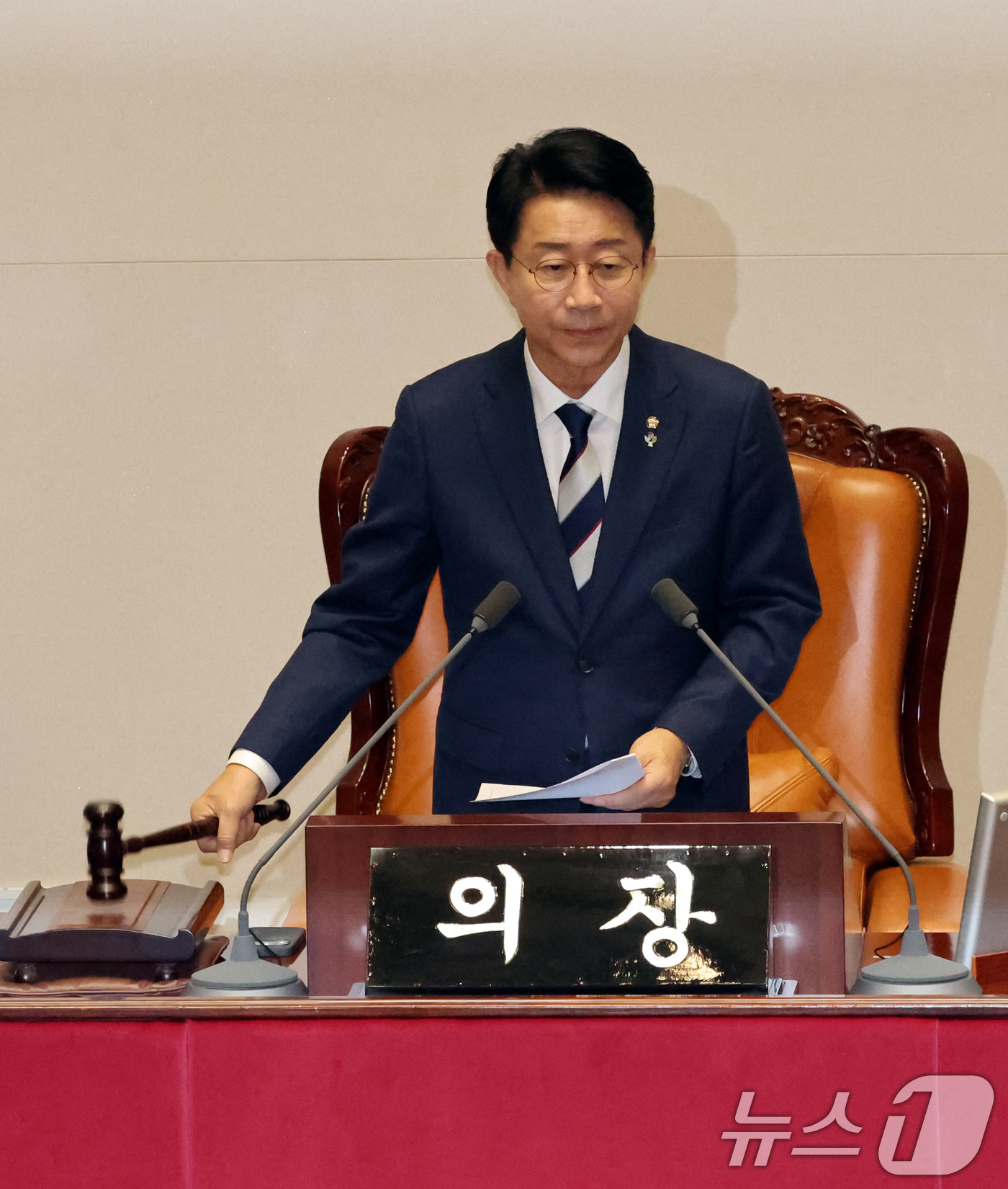 (서울=뉴스1) 황기선 기자 = 조정식 신임 22대 국회 후반기 국회의장이 5일 오후 서울 여의도 국회 본회의장에서 열린 제436회 국회(임시회) 제1차 본회의에서 의사봉을 두드리 …