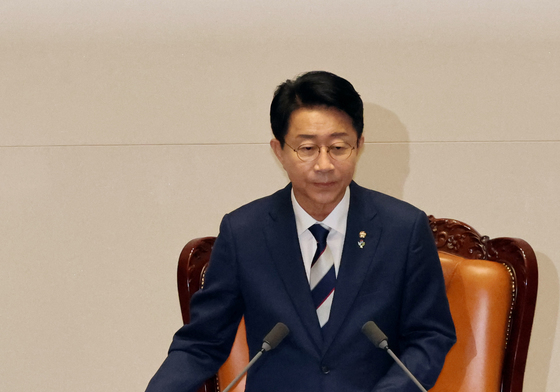 의사봉 두드리는 조정식 신임 국회의장