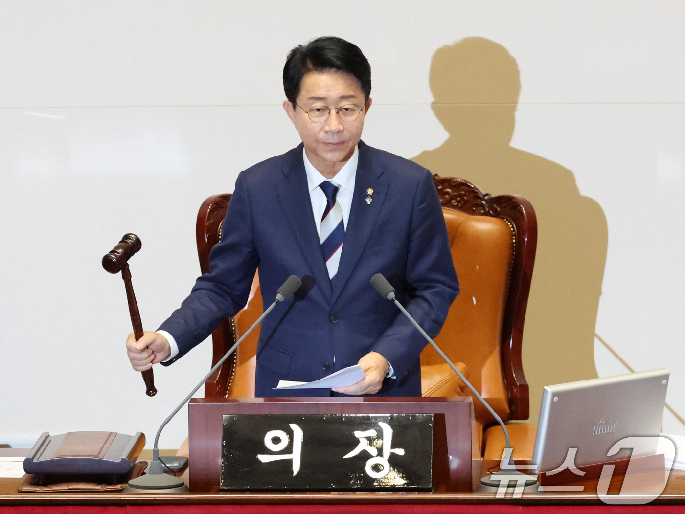 (서울=뉴스1) 황기선 기자 = 조정식 신임 22대 국회 후반기 국회의장이 5일 오후 서울 여의도 국회 본회의장에서 열린 제436회 국회(임시회) 제1차 본회의에서 의사봉을 두드리 …