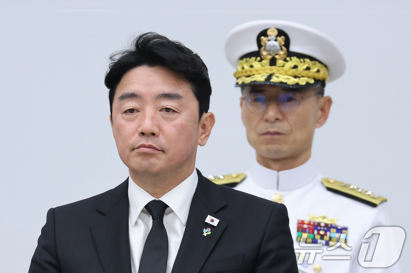 (성남=뉴스1) 이재명 기자 = 강훈식 대통령 비서실장이 5일 경기 성남시 서울공항에서 열린 한미 6·25전사자 유해 상호봉환식에 참석하고 있다. 2026.6.5/뉴스1
