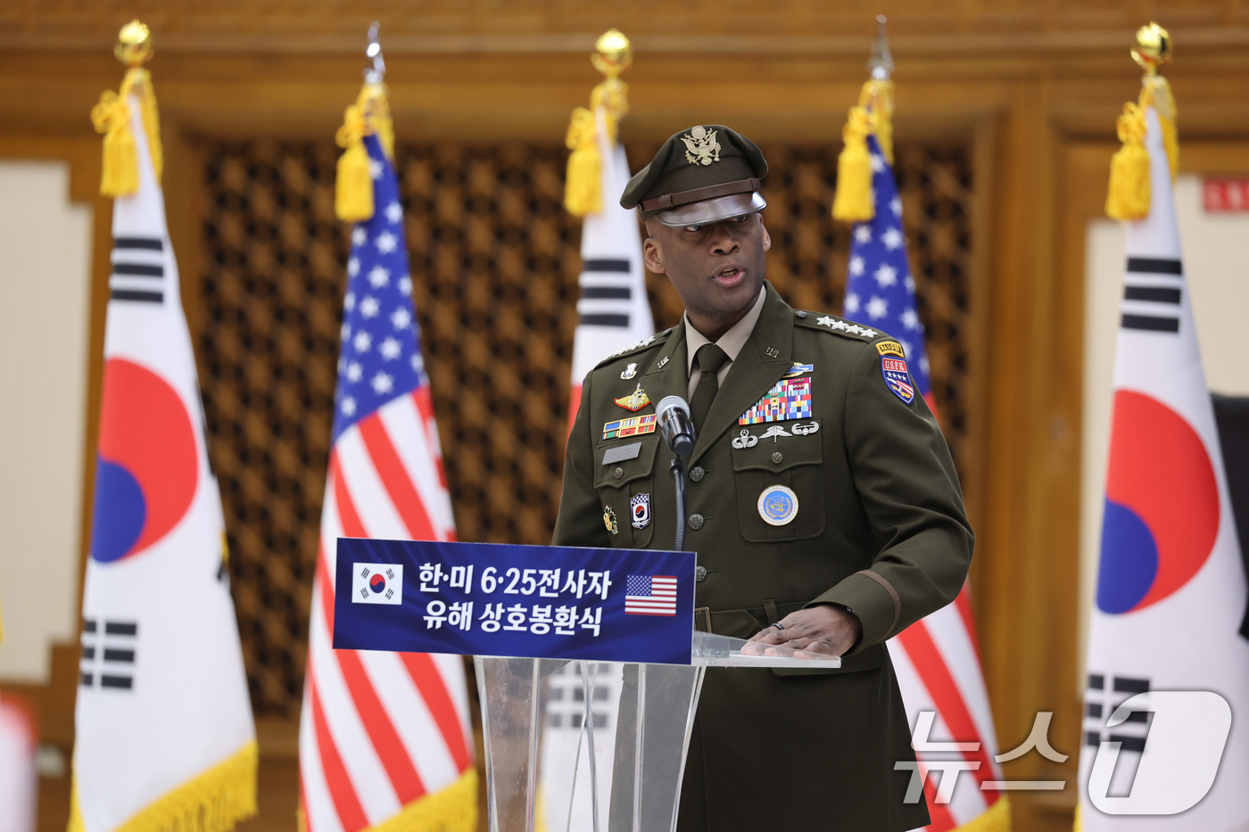 (성남=뉴스1) 이재명 기자 = 제이비어 브런슨 유엔군 사령관 겸 한미연합사령관이 5일 경기 성남시 서울공항에서 열린 한미 6·25전사자 유해 상호봉환식에 참석해 기념사를 하고 있 …
