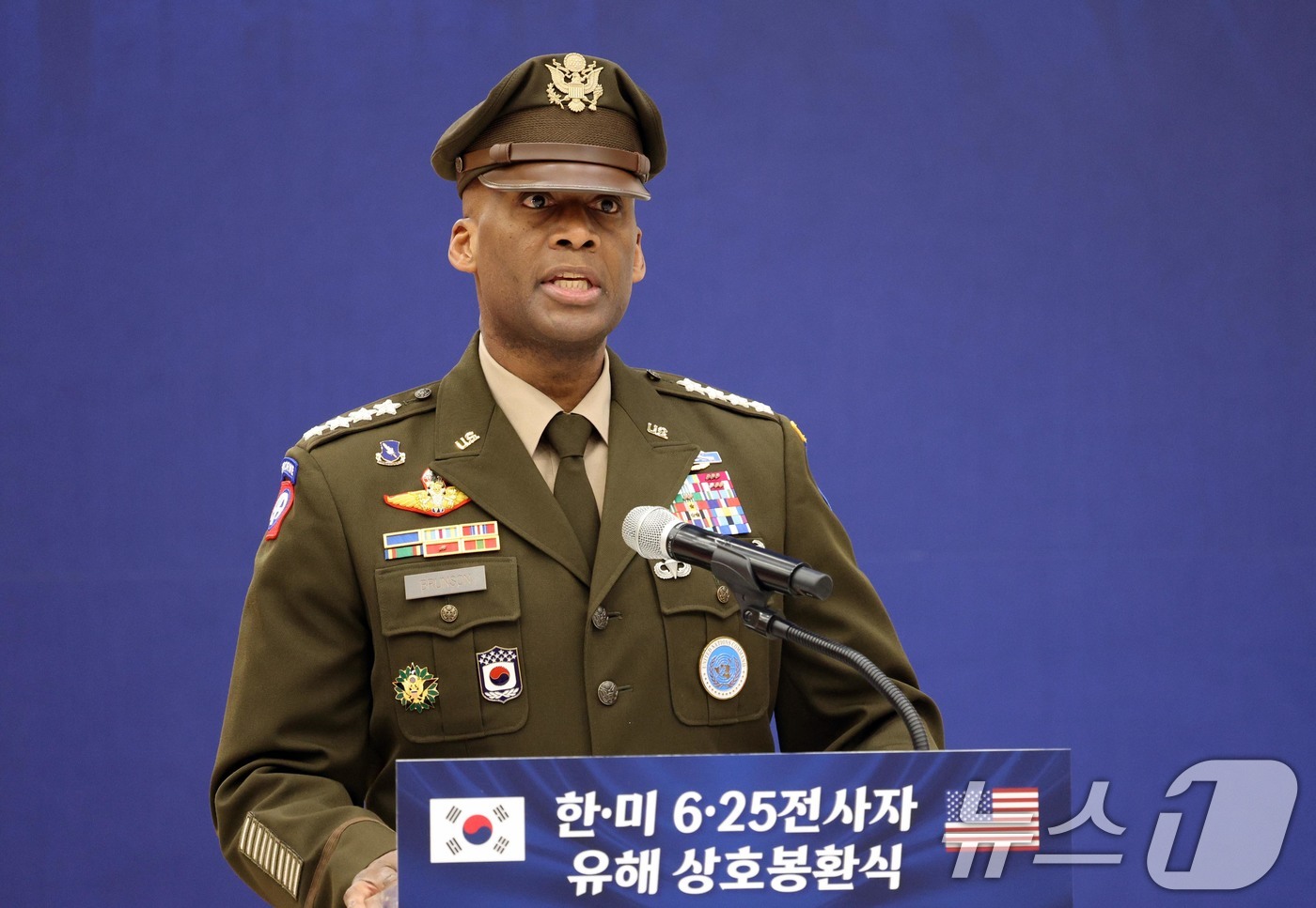 (성남=뉴스1) 이재명 기자 = 제이비어 브런슨 유엔군 사령관 겸 한미연합사령관이 5일 경기 성남시 서울공항에서 열린 한미 6·25전사자 유해 상호봉환식에서 발언하고 있다. 202 …