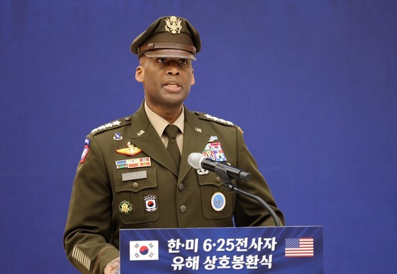 한미 유해 상호봉환식 참석한 브런슨 유엔군 사령관