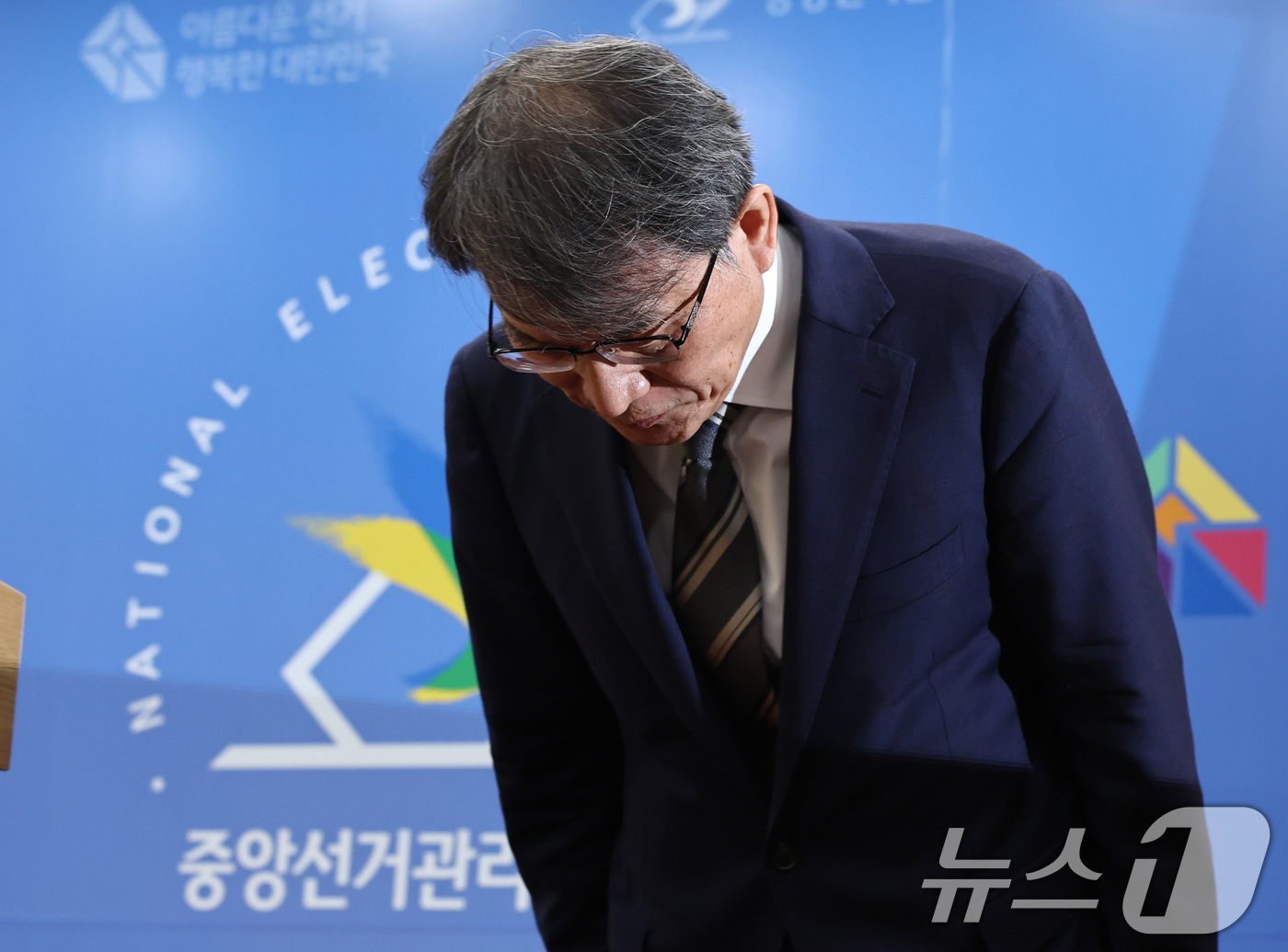 (과천=뉴스1) 구윤성 기자 = 노태악 중앙선거관리위원장이 5일 오후 경기 과천 중앙선관위에서 ‘투표용지 부족 사태’ 관련 대국민 사과를 하고 있다. 2026.6.5/뉴스1