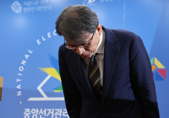 고개숙인 노태악 중앙선관위원장