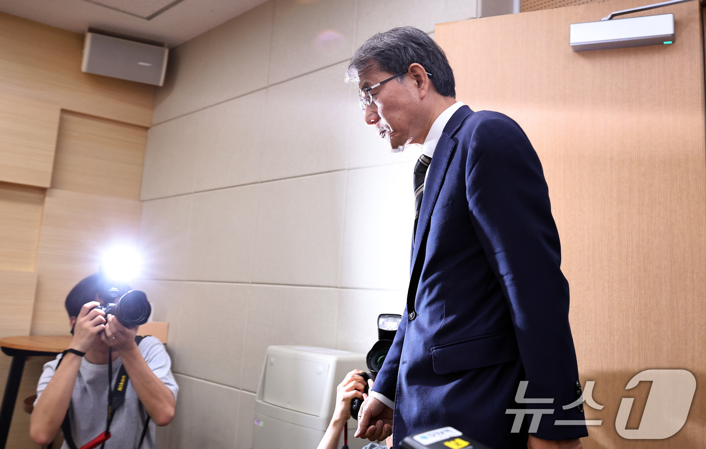 (과천=뉴스1) 구윤성 기자 = 노태악 중앙선거관리위원장이 5일 오후 경기 과천 중앙선관위에서 ‘투표용지 부족 사태’ 관련 대국민 사과를 하기 위해 회견장에 들어서고 있다. 202 …