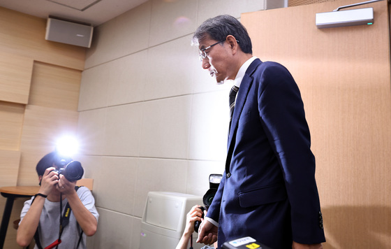회견장 들어서는 노태악 선관위원장