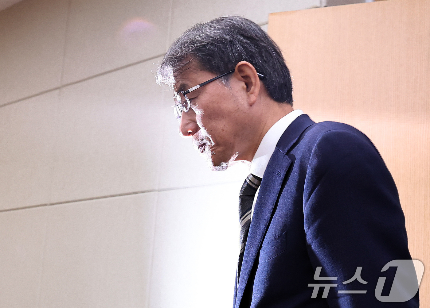 (과천=뉴스1) 구윤성 기자 = 노태악 중앙선거관리위원장이 5일 오후 경기 과천 중앙선관위에서 ‘투표용지 부족 사태’ 관련 대국민 사과를 하기 위해 회견장에 들어서고 있다. 202 …