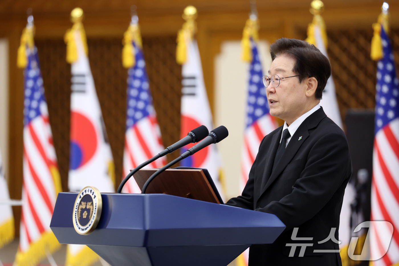 (성남=뉴스1) 이재명 기자 = 이재명 대통령이 5일 경기 성남시 서울공항에서 열린 한미 6·25전사자 유해 상호봉환식에서 추모사를 하고 있다. 2026.6.5/뉴스1