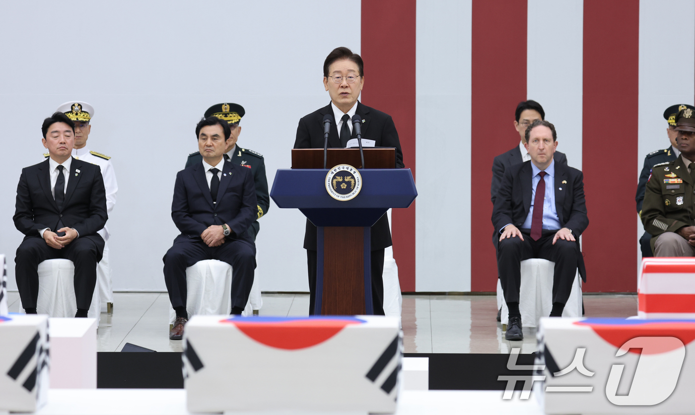 (성남=뉴스1) 이재명 기자 = 이재명 대통령이 5일 경기 성남시 서울공항에서 열린 한미 6·25전사자 유해 상호봉환식에서 추모사를 하고 있다. 2026.6.5/뉴스1