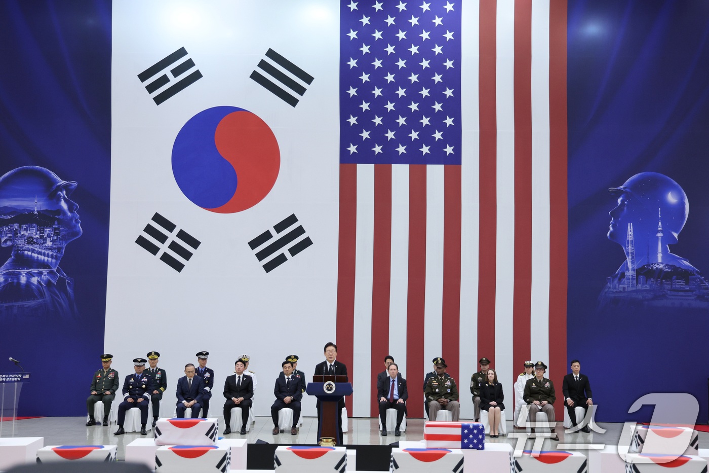 (성남=뉴스1) 이재명 기자 = 이재명 대통령이 5일 경기 성남시 서울공항에서 열린 한미 6·25전사자 유해 상호봉환식에서 추모사를 하고 있다. 2026.6.5/뉴스1