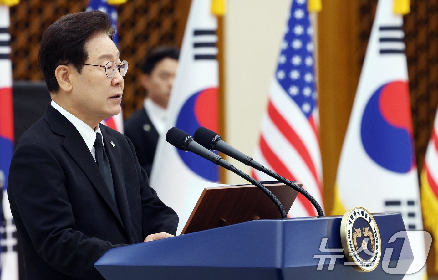(성남=뉴스1) 이재명 기자 = 이재명 대통령이 5일 경기 성남시 서울공항에서 열린 한미 6·25전사자 유해 상호봉환식에서 추모사를 하고 있다. 2026.6.5/뉴스1