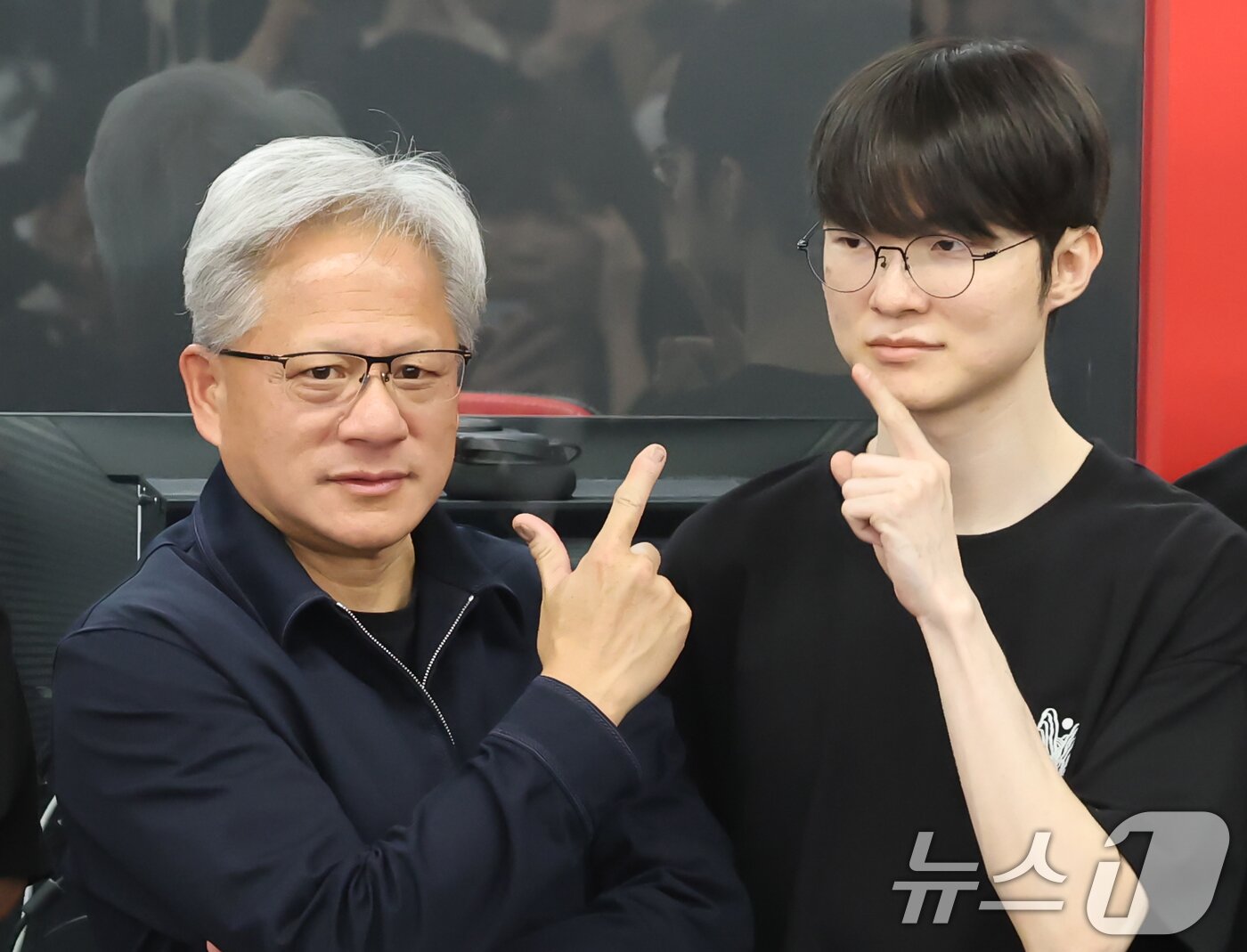본문 이미지 - 젠슨 황 엔비디아 최고경영자(CEO)가 5일 서울 마포구 ‘T1 베이스 캠프’를 방문한 가운데 젠슨 황과 이상혁 선수(페이커)가 기념촬영을 하기 위해 각자의 시그니처 포즈를 취하고 있다. (공동취재) 2026.6.5 ⓒ 뉴스1 이광호 기자