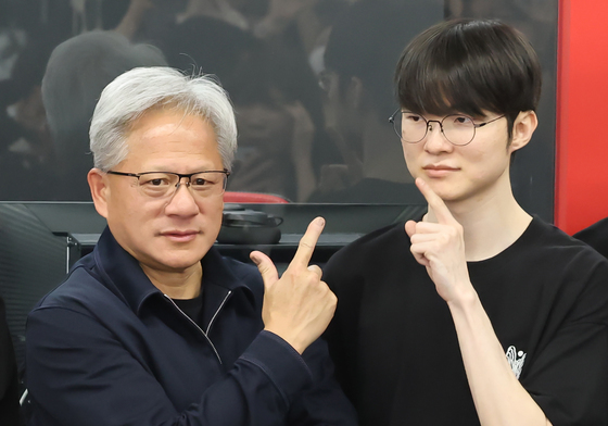 포즈 취하는 젠슨 황과 페이커