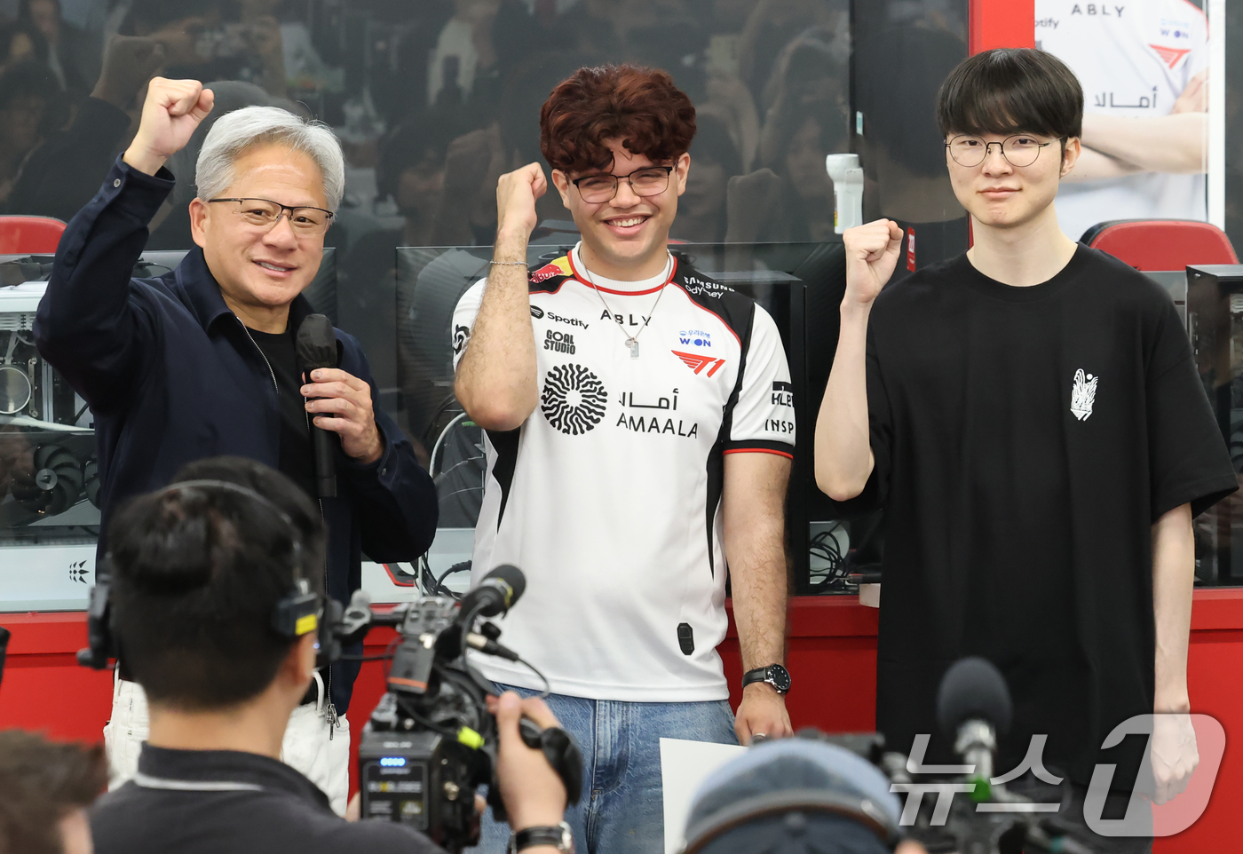 (서울=뉴스1) 이광호 기자 = 젠슨 황 엔비디아 최고경영자(CEO)가 5일 서울 마포구 ‘T1 베이스 캠프’를 방문해 ‘페이커‘ 이상혁을 비롯한 e스포츠 구단 T1의 리그 오브 …