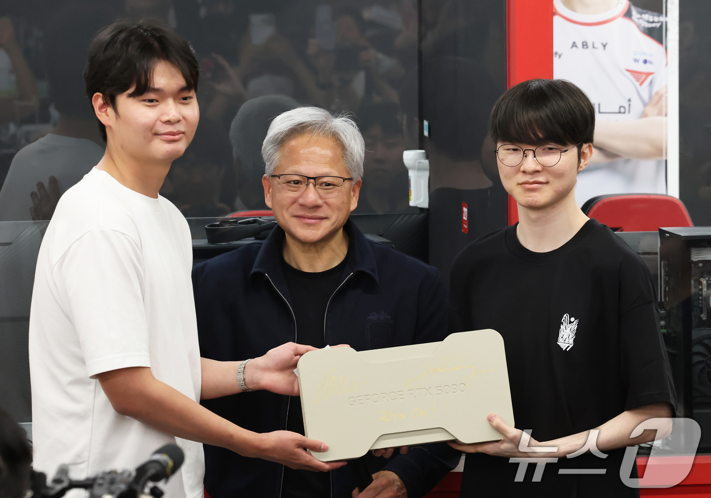 (서울=뉴스1) 이광호 기자 = 젠슨 황 엔비디아 최고경영자(CEO)가 5일 서울 마포구 ‘T1 베이스 캠프’를 방문해 ‘페이커‘ 이상혁을 비롯한 e스포츠 구단 T1의 리그 오브 …