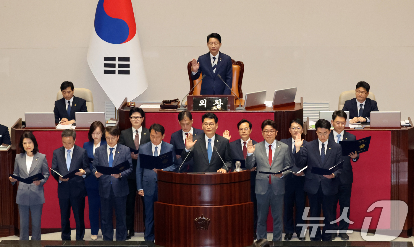 (서울=뉴스1) 황기선 기자 = 6·3 재보궐선거로 당선된 국회의원들이 5일 서울 여의도 국회에서 열린 제436회 국회(임시회) 제1차 본회의에 참석해 선서를 하고 있다. 2026 …