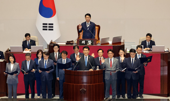 22대 국회에서 선서하는 재보궐 당선 국회의원들