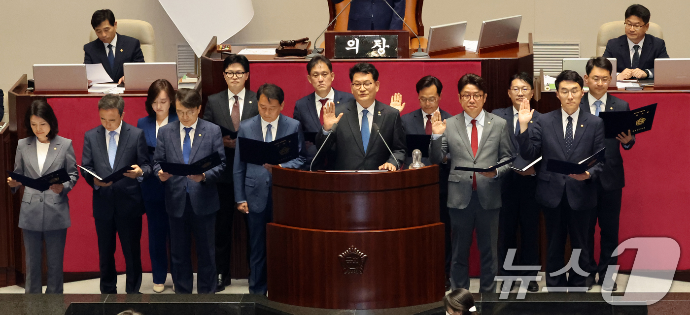 (서울=뉴스1) 황기선 기자 = 6·3 재보궐선거로 당선된 국회의원들이 5일 서울 여의도 국회에서 열린 제436회 국회(임시회) 제1차 본회의에 참석해 선서를 하고 있다. 2026 …