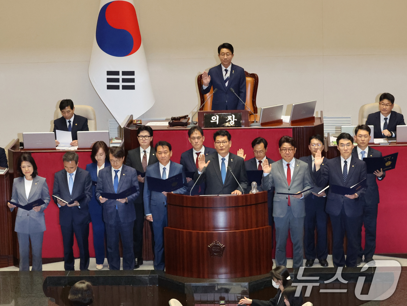 (서울=뉴스1) 황기선 기자 = 6·3 재보궐선거로 당선된 국회의원들이 5일 서울 여의도 국회에서 열린 제436회 국회(임시회) 제1차 본회의에 참석해 선서를 하고 있다. 2026 …