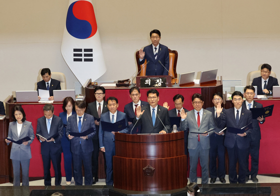 재보선 당선 국회의원 13인 첫 등원…與 "민생" 野 "견제" 강조