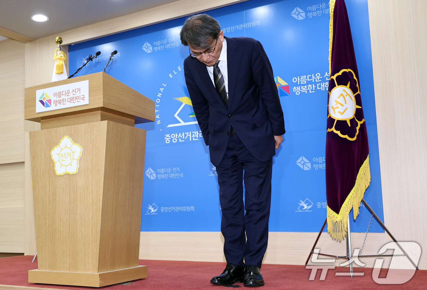(과천=뉴스1) 구윤성 기자 = 노태악 중앙선거관리위원장이 5일 오후 경기 과천 중앙선관위에서 ‘투표용지 부족 사태’ 관련 대국민 사과를 하고 있다.  2026.6.5/뉴스1