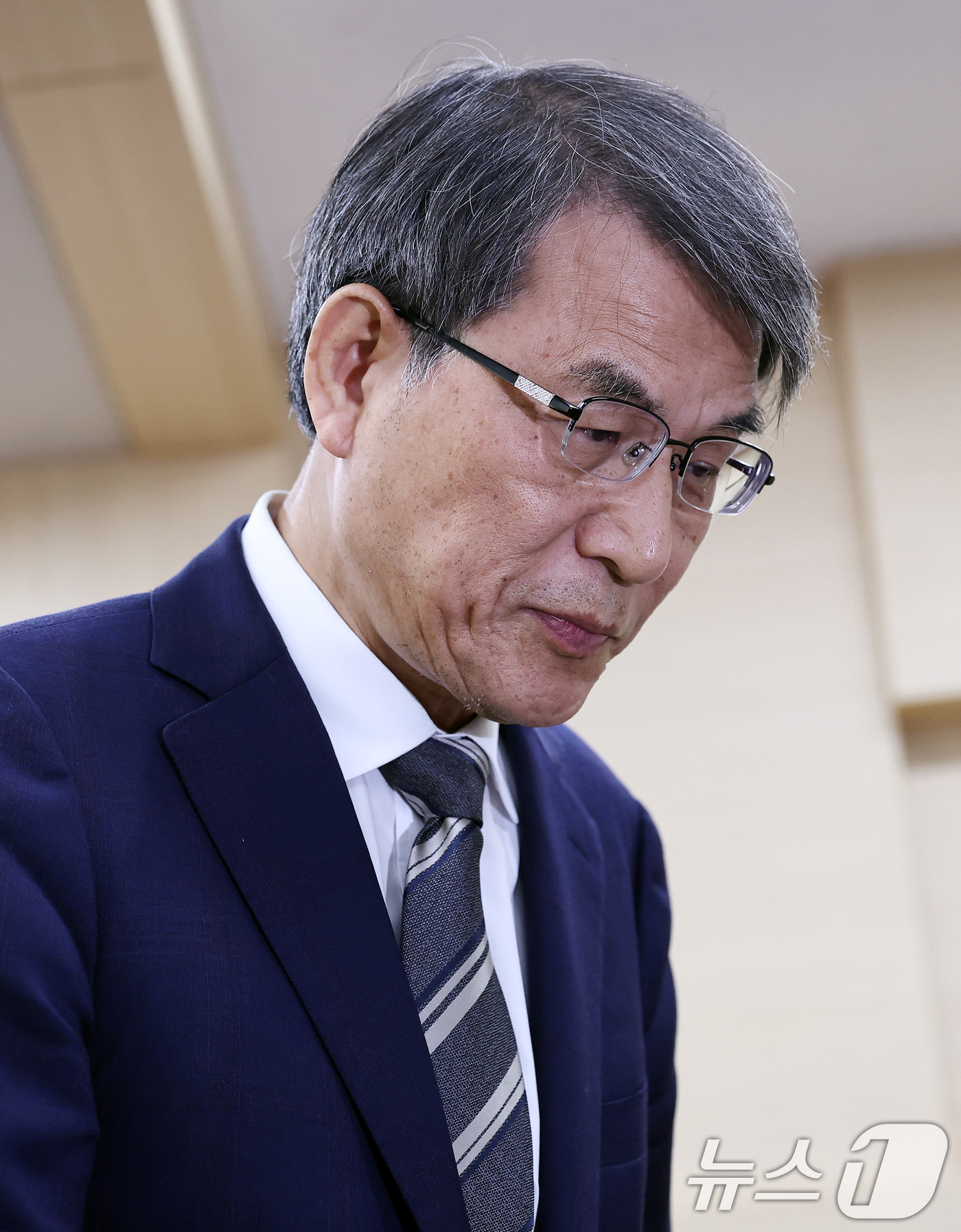 (과천=뉴스1) 구윤성 기자 = 노태악 중앙선거관리위원장이 5일 오후 경기 과천 중앙선관위에서 ‘투표용지 부족 사태’ 관련 대국민 사과를 마치고 회견장을 나서고 있다. 2026.6 …