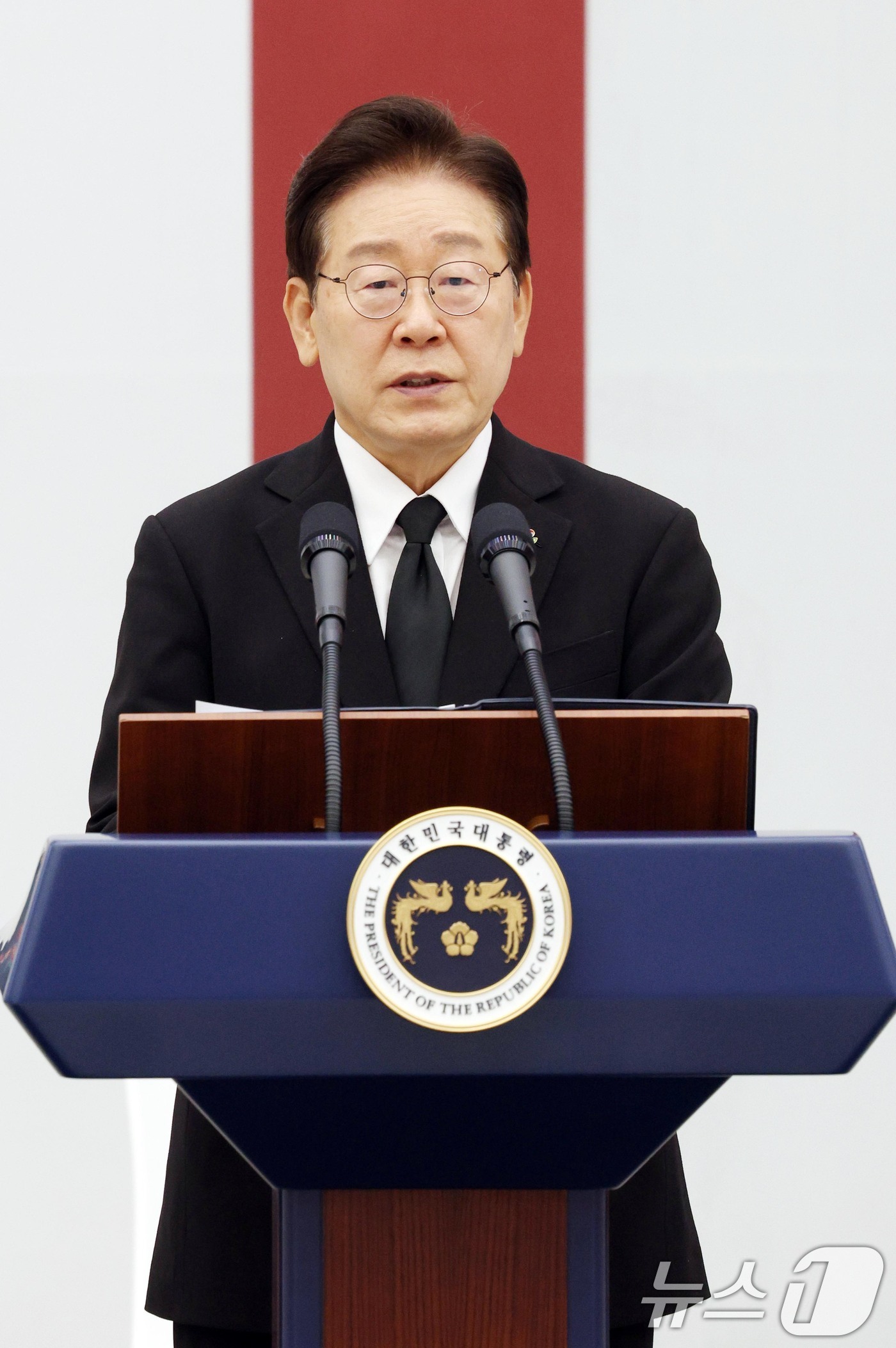 (성남=뉴스1) 이재명 기자 = 이재명 대통령이 5일 경기 성남시 서울공항에서 열린 한미 6·25전사자 유해 상호봉환식에서 추모사를 하고 있다. 2026.6.5/뉴스1