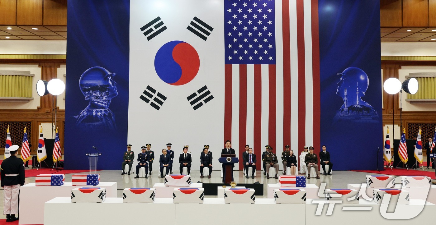 (성남=뉴스1) 이재명 기자 = 이재명 대통령이 5일 경기 성남시 서울공항에서 열린 한미 6·25전사자 유해 상호봉환식에서 추모사를 하고 있다. 2026.6.5/뉴스1