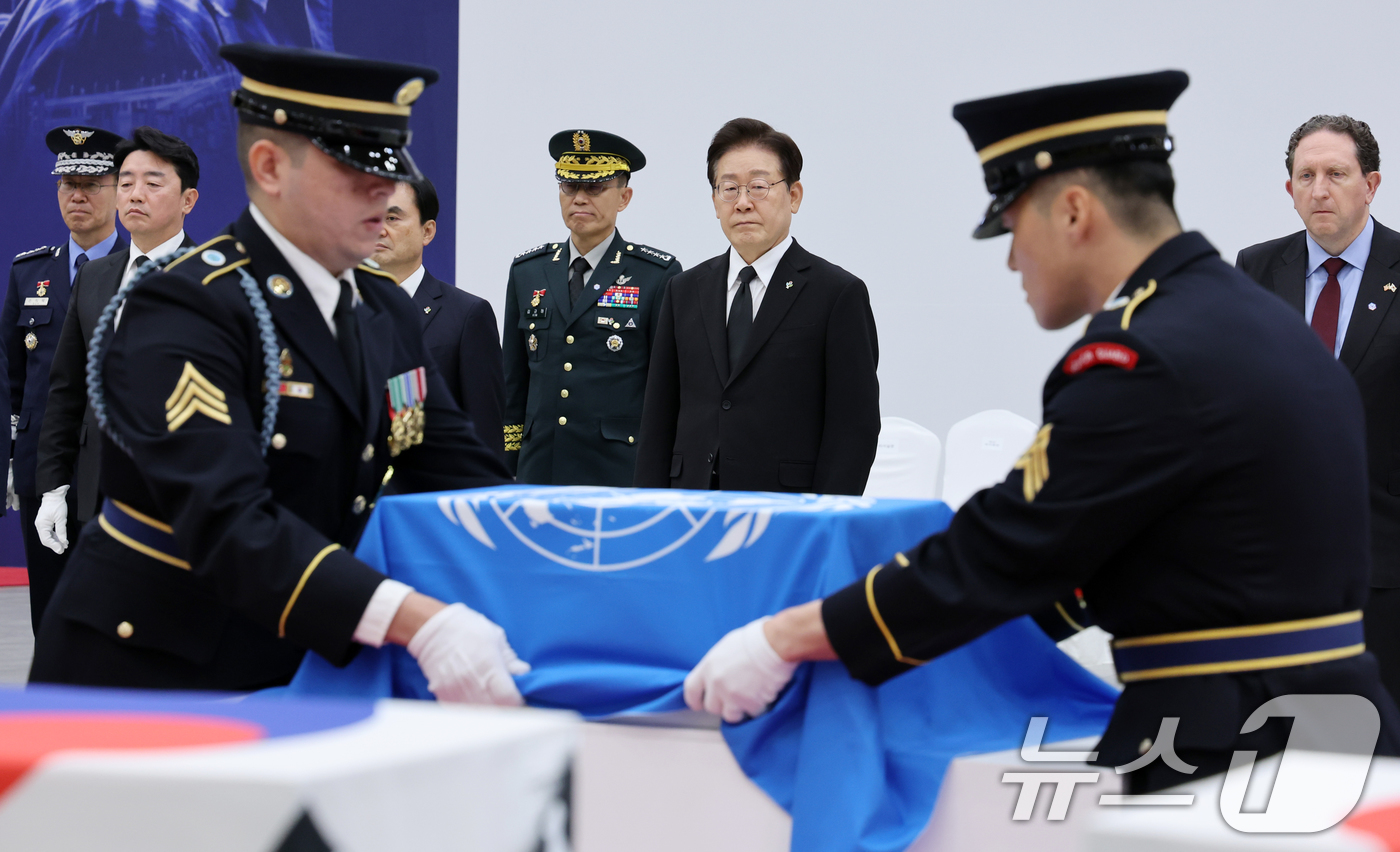 (성남=뉴스1) 이재명 기자 = 이재명 대통령이 5일 경기 성남시 서울공항에서 열린 한미 6·25전사자 유해 상호봉환식에서 한미 유해 관포를 호위하고 있다. 2026.6.5/뉴스1 …