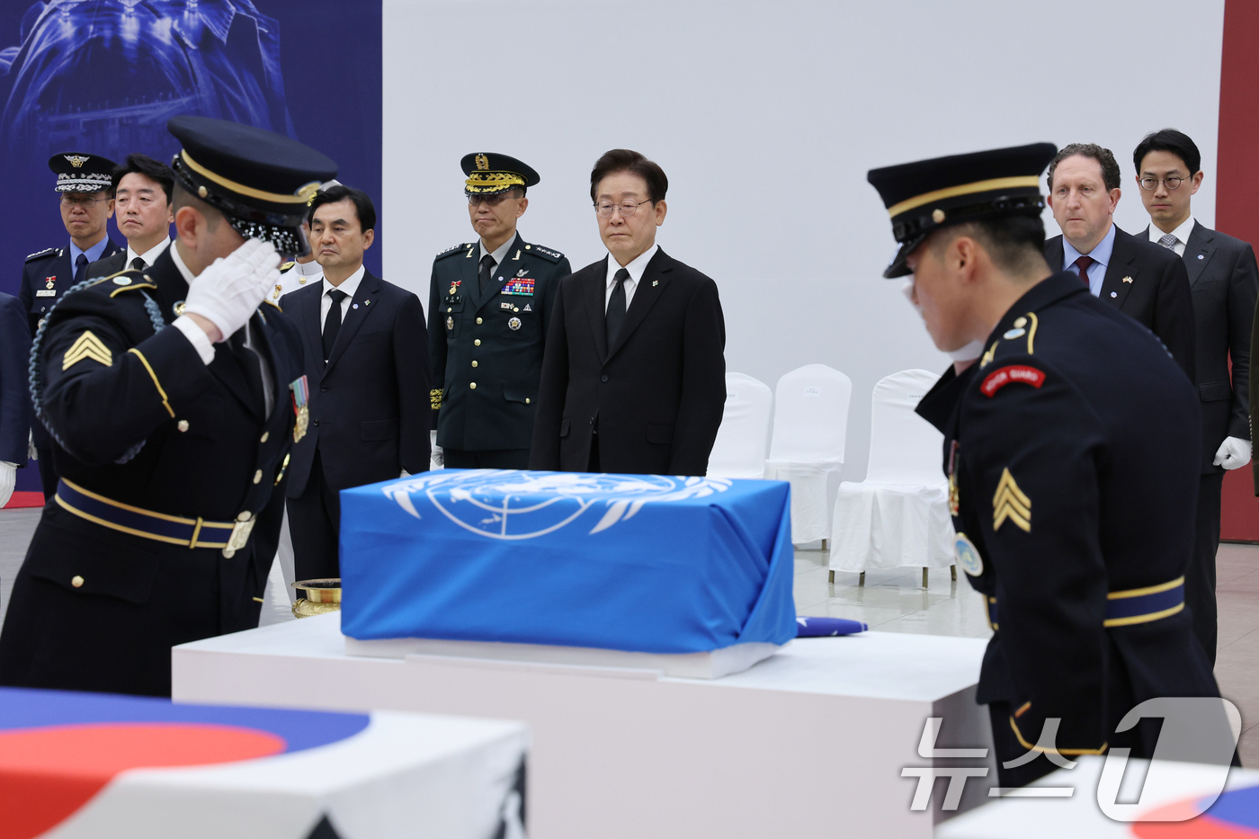 (성남=뉴스1) 이재명 기자 = 이재명 대통령이 5일 경기 성남시 서울공항에서 열린 한미 6·25전사자 유해 상호봉환식에서 한미 유해 관포를 호위하고 있다. 2026.6.5/뉴스1 …