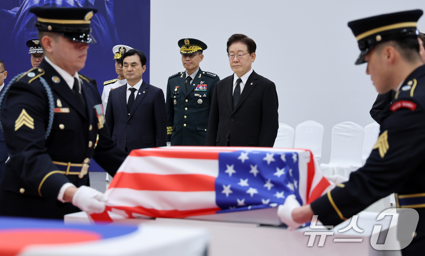 (성남=뉴스1) 이재명 기자 = 이재명 대통령이 5일 경기 성남시 서울공항에서 열린 한미 6·25전사자 유해 상호봉환식에서 한미 유해 관포를 호위하고 있다. 2026.6.5/뉴스1 …