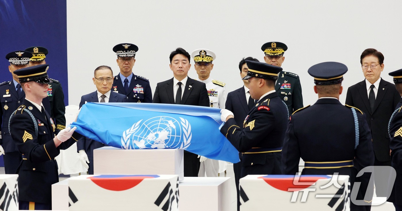 (성남=뉴스1) 이재명 기자 = 이재명 대통령이 5일 경기 성남시 서울공항에서 열린 한미 6·25전사자 유해 상호봉환식에서 한미 유해 관포를 호위하고 있다. 2026.6.5/뉴스1 …
