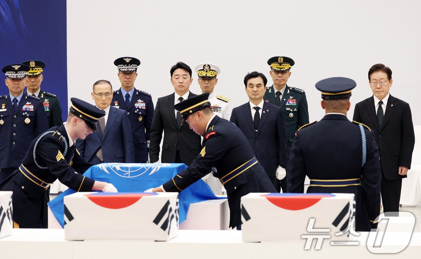 (성남=뉴스1) 이재명 기자 = 이재명 대통령이 5일 경기 성남시 서울공항에서 열린 한미 6·25전사자 유해 상호봉환식에서 한미 유해 관포를 호위하고 있다. 2026.6.5/뉴스1 …