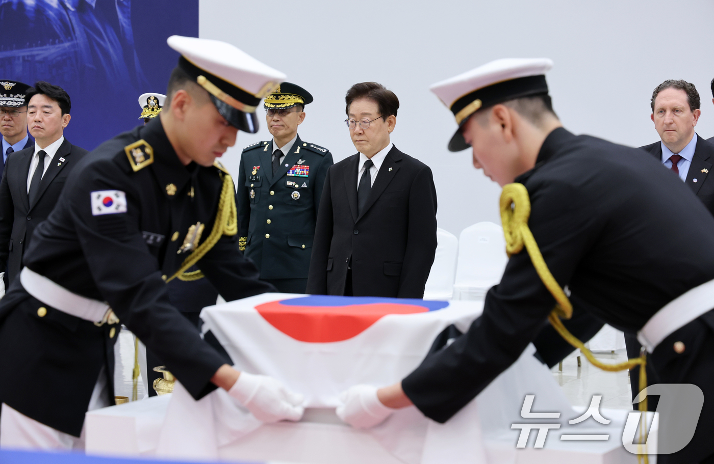 (성남=뉴스1) 이재명 기자 = 이재명 대통령이 5일 경기 성남시 서울공항에서 열린 한미 6·25전사자 유해 상호봉환식에서 한미 유해 관포를 호위하고 있다. 2026.6.5/뉴스1 …