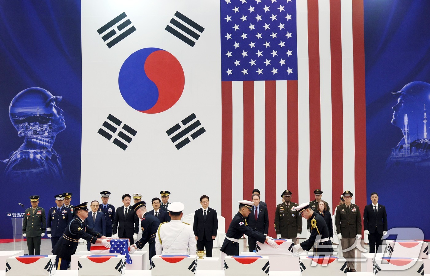(성남=뉴스1) 이재명 기자 = 이재명 대통령이 5일 경기 성남시 서울공항에서 열린 한미 6·25전사자 유해 상호봉환식에서 한미 유해 관포를 호위하고 있다. 2026.6.5/뉴스1 …